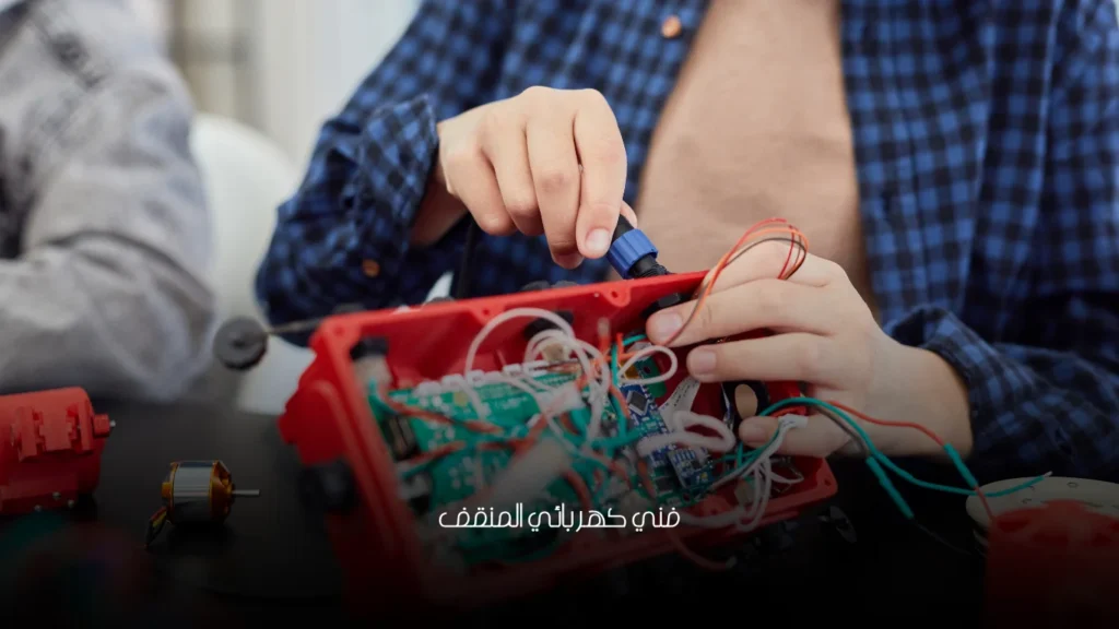فني كهربائي المنقف