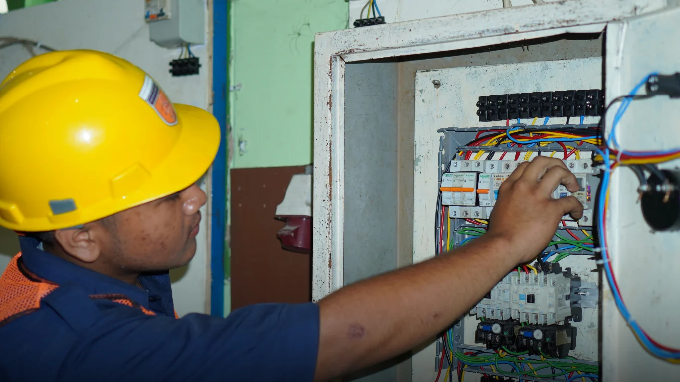 خدمات كهربائي منازل الفحيحيل: خبرة وأمان في كل تفصيلة