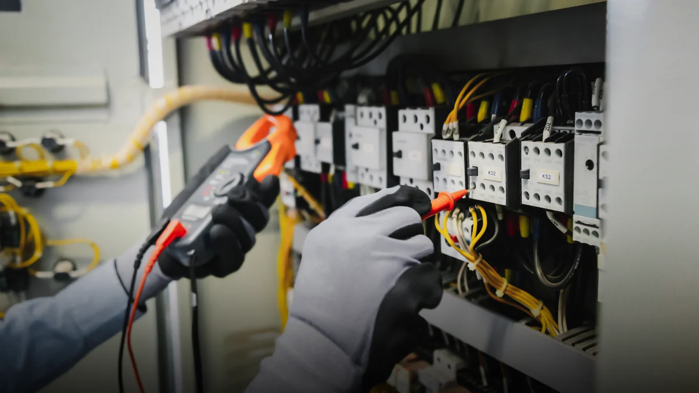 لماذا يعتبر رقم فني كهربائي منازل الأحمدي الحل الأسرع والأكثر أمانًا لجميع أعطال الكهرباء؟