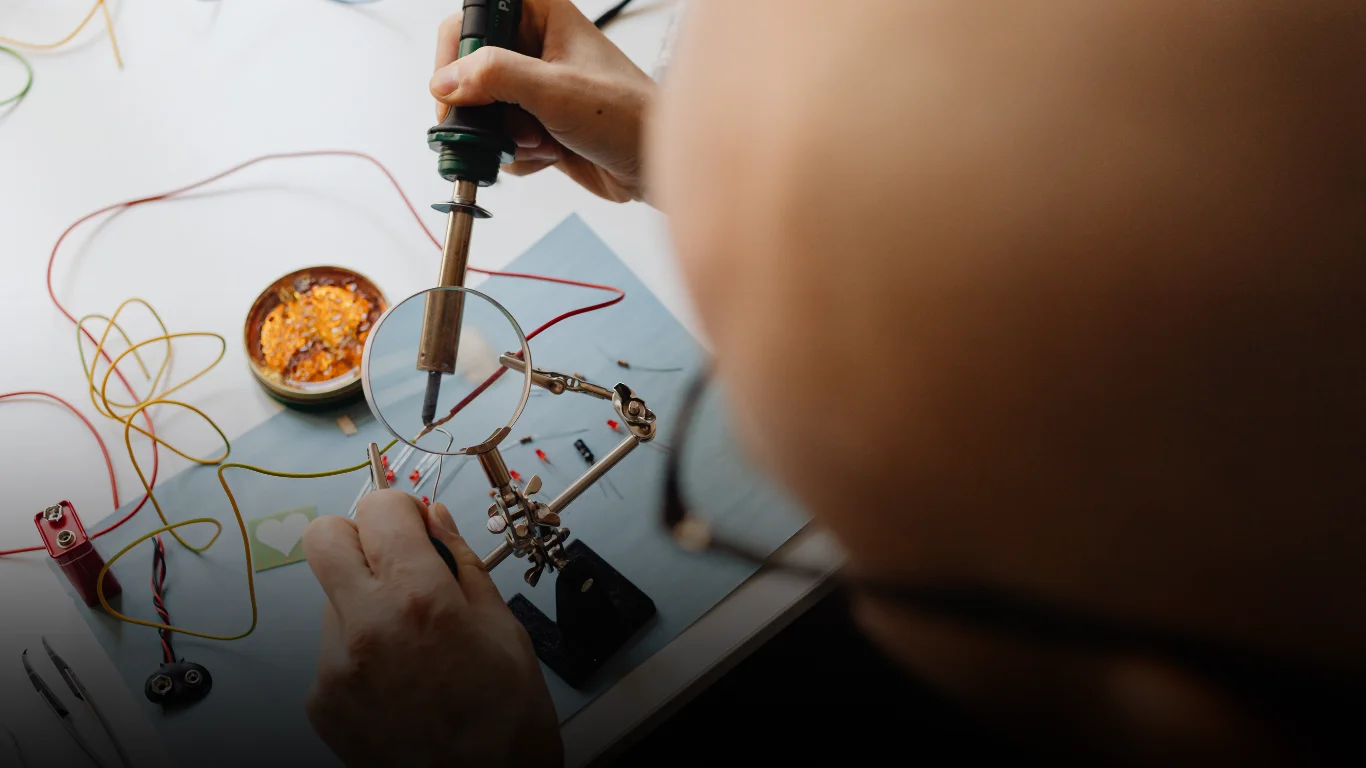 لماذا تحتاج إلى فني كهربائي صباح السالم جنوب السرة محترف؟